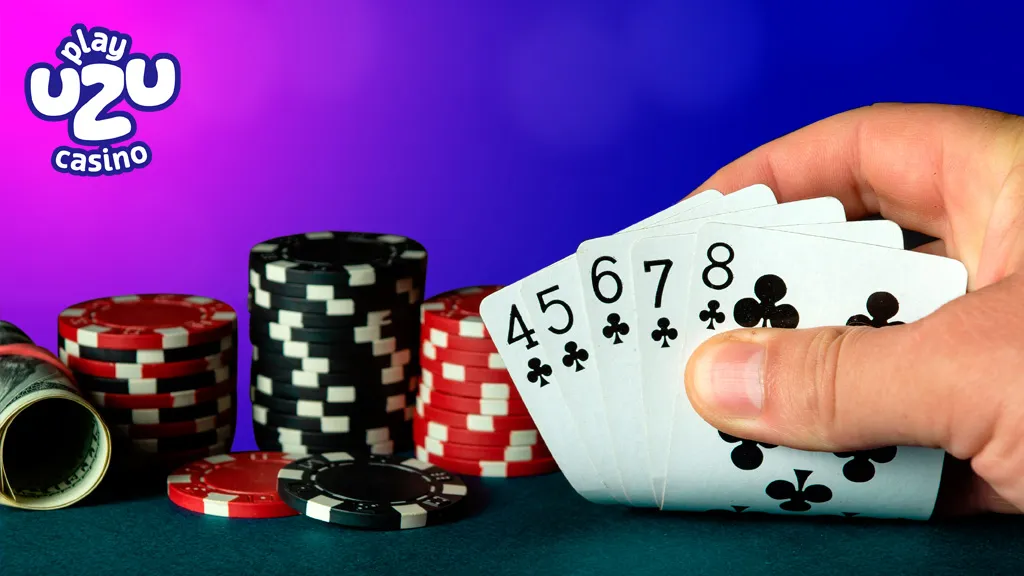 Aprende a dominar las reglas del póker online: combinaciones ganadoras. Mano sosteniendo una escalera de tréboles (4, 5, 6, 7, 8) junto a fichas apiladas en una mesa de póker, representando el aprendizaje de combinaciones ganadoras en póker online.
