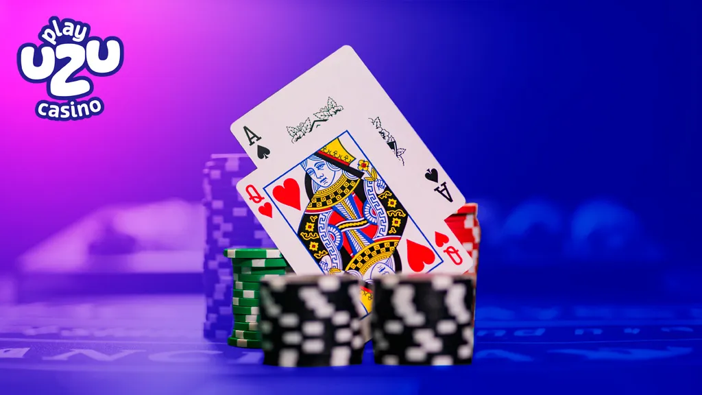 Jugada inicial para aprender blackjack online Cartas de blackjack (As y Reina) junto a fichas en la mesa, mostrando una jugada clásica para principiantes en blackjack online.