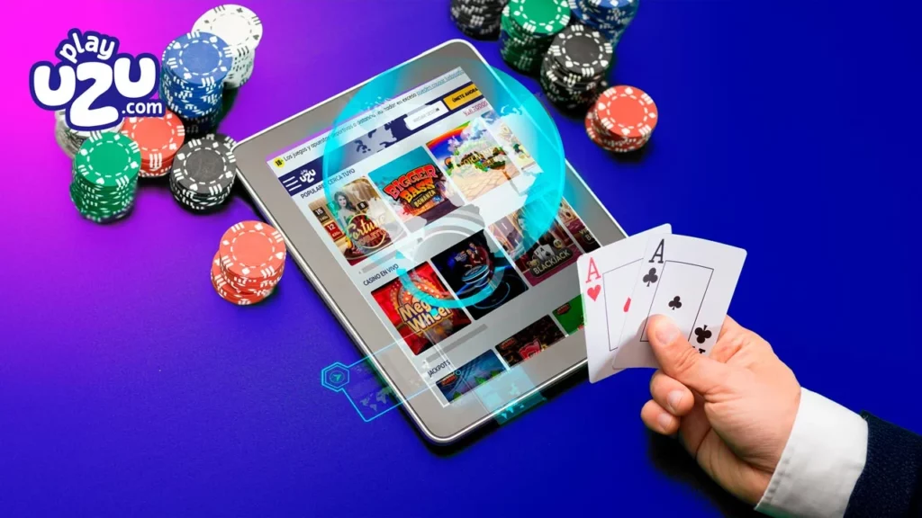 Cómo usar plataformas para organizar una partida de cartas online. Vista de una tablet con una plataforma de juegos en línea y fichas de póker, mientras una mano sostiene una pareja de ases, ideal para organizar partidas de cartas online.