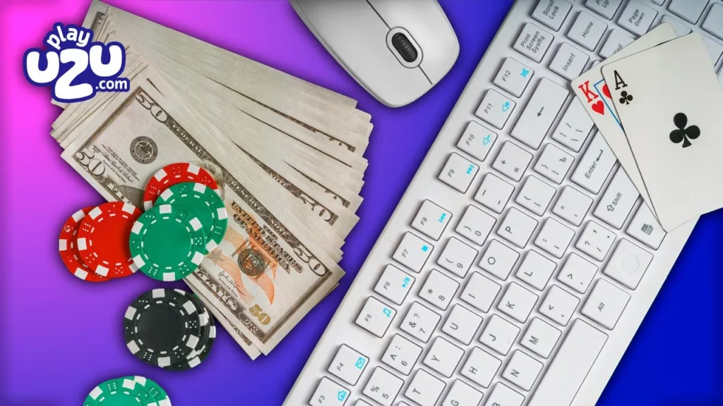 Teclado de computadora con cartas, fichas de casino y billetes, ilustrando la gestión financiera como parte del juego responsable en casinos online.