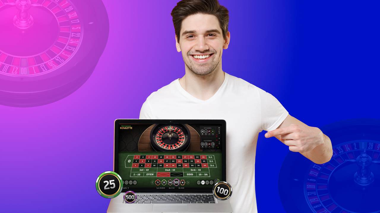 Hombre sosteniendo un portátil, ideal para explorar las variantes de la ruleta online.