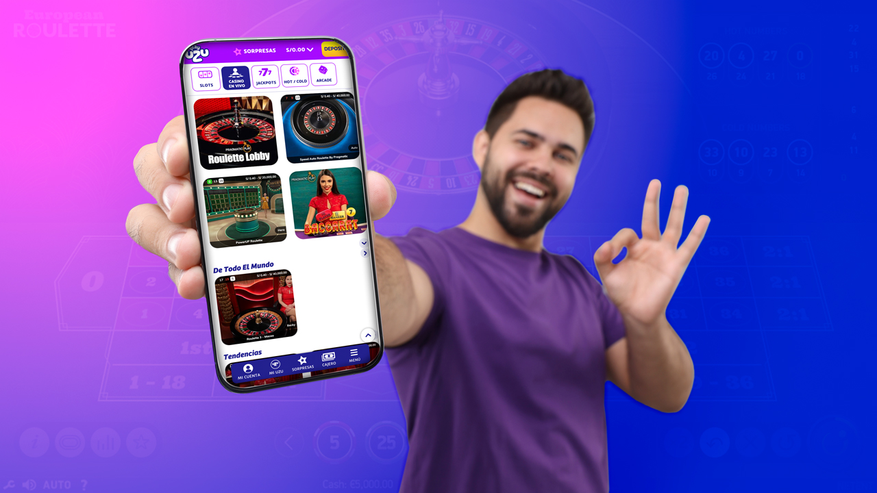 Hombre sonriendo y mostrando en primer plano su celular con una aplicación de casino en la que se visualizan juegos de ruleta europea y americana, ideal para comparar sus diferencias.