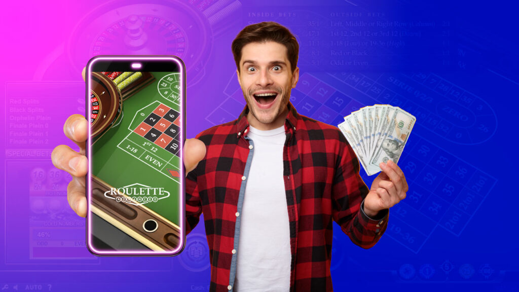 Hombre sonriente con camisa de cuadros sosteniendo un teléfono móvil con le web de PlayUzu y billetes en la otra mano.
