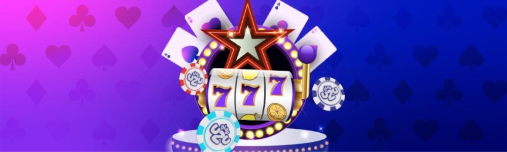 Ases de Blackjack en primer plano junto a una máquina tragamonedas con ‘777’ y fichas apiladas