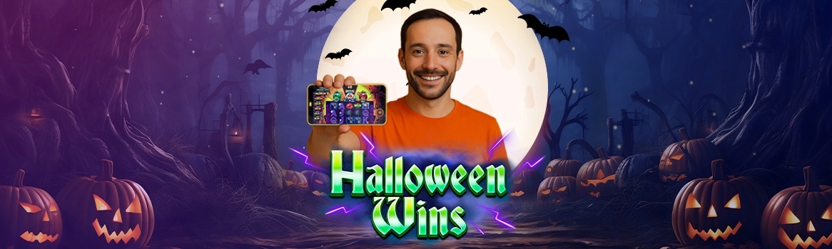 Hombre sonriente mostrando en su smartphone un slot como parte de los juegos de Halloween, con fondo de calabazas y murciélagos